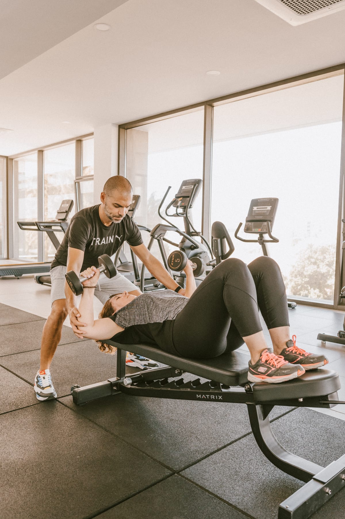 Pedro Sargento a acompanhar uma sessão de personal training presencial